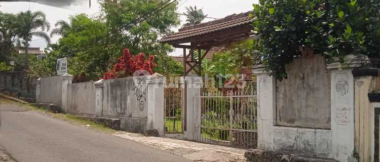 Quick sale villa in a strategic location on Jl Jeprah, close to the main road to Puncak - Cipanas. 1