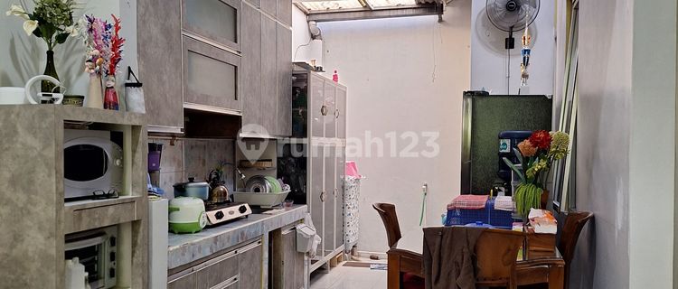 Dijual Rumah Rapi Hadap Taman, Siap Huni 1