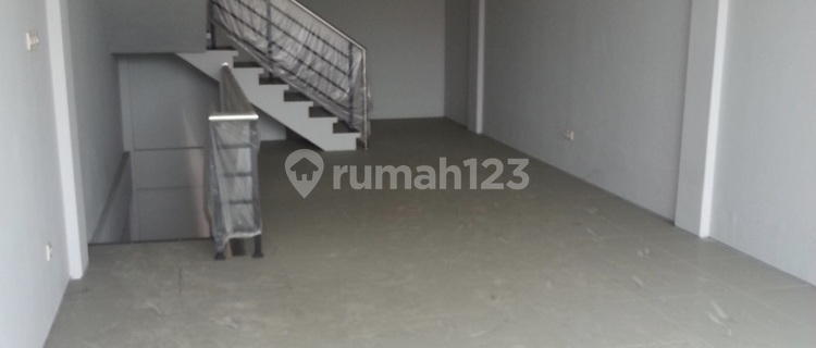 3-Storey Shop House Ready to Use on the Edge of Gajahmungkur Main Road 1