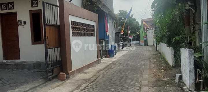 Boarding House + Strategic Main House Semi Furnished, Jl Kab. Jaten 1