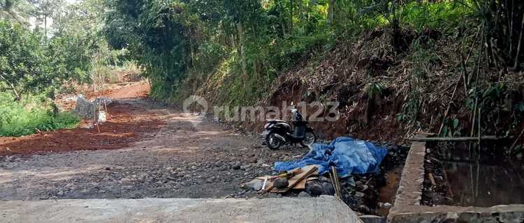 Land on the roadside ready to build, very strategic near campus. 1