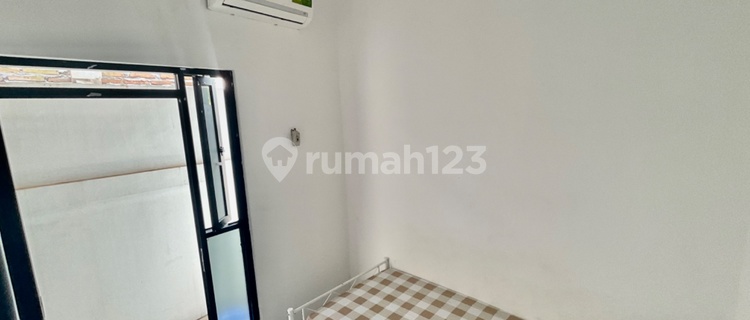 Boarding Room with Ensuite Bathroom by the Roadside Near Unnes Campus 1