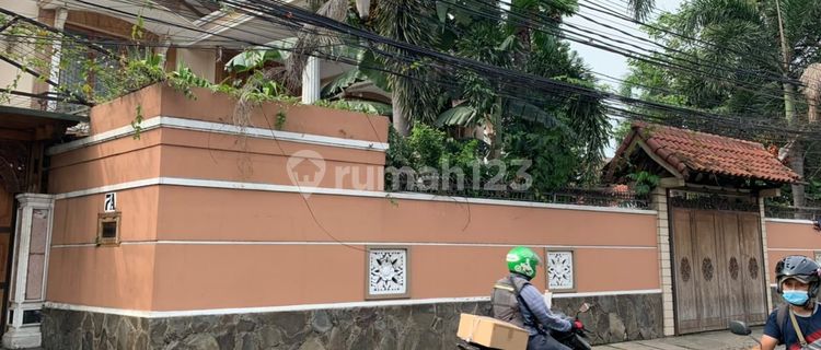 Rumah Besar Ada Kolam Renang di Bawah Harga NJOP di Jaksel 1