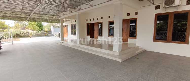 Disewakan Rumah 1 Lantai 250M² - Strategis, bisa Parkir 5 Mobil Lebih di Sleman 1