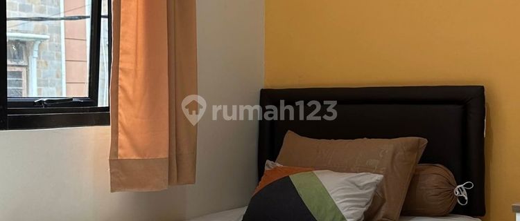 For sale, ready-to-occupy boarding house in a strategic location, Tambora, West Jakarta. 1