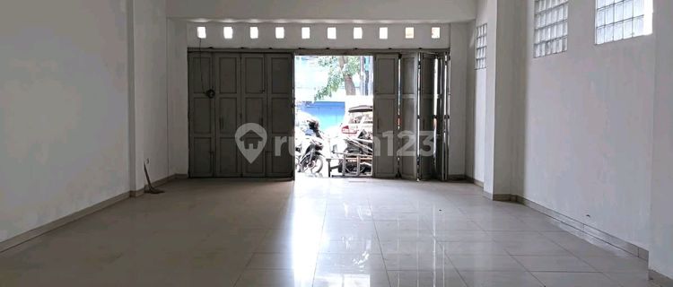 Strategic shop house suitable for business on the main road. 1