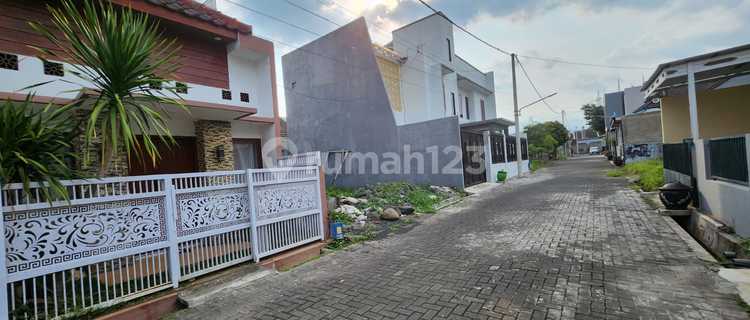 Modern Minimalist House Near Public Facilities 1