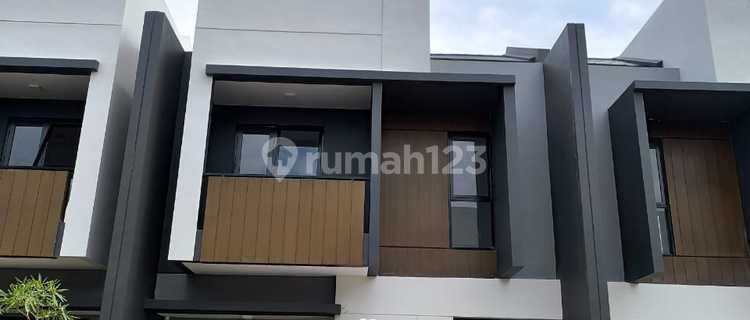 Rumah 2 Lantai Sumarecon Crown Gading 1