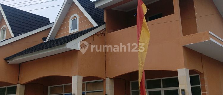 Shop House with Wall Adjacent to Terminal Wall, Complete Facilities 1