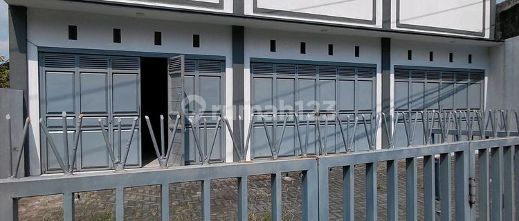 Super Strategically Located Shop House For Rent In East Ungaran!​A Highly Ideal Shop House For Your Business! Located on Jl. S. Parman, Ungaran, This Location Offers The Best Access And High Visibility. This Shop House Is Just A Step Away From The East Ungaran Toll Exit, Close To K 1