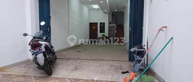 Rent a Newly Renovated 3.5-Story House, Car Access, Most Strategic Location in Tambora 1