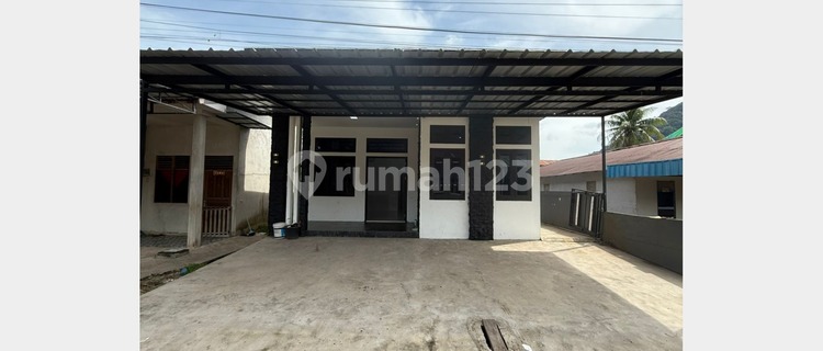 Strategic House Near School & Market on Jalan Sosial 1