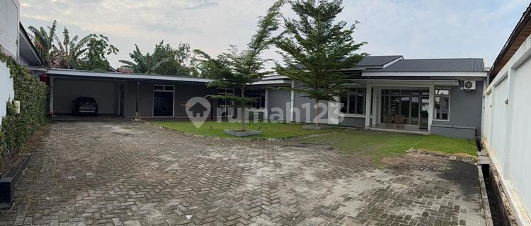 Rumah dengan Halaman Besar bisa Utk Kantor/Tempat Tinggal 1