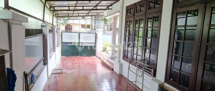 Rumah Sewa Asri Kawasan Premium Lokasi Strategis di Pondok Indah, Jakarta Selatan 1