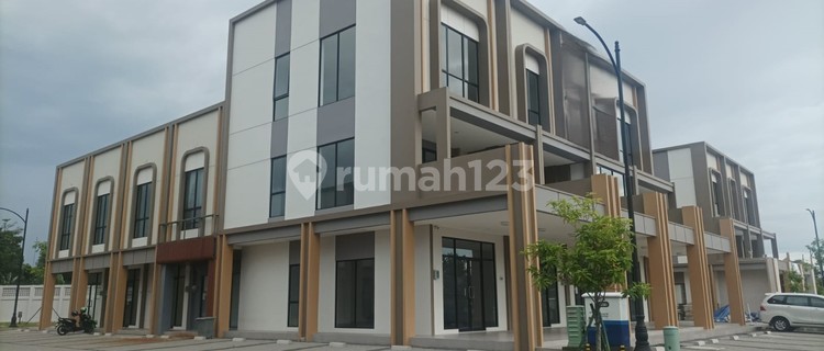 Three-Story Linked Shop House at Il Lagio Grande Gading Serpong 1
