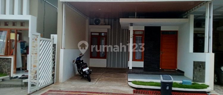 Nice House Cluster Fully Furnished Strategic Location Wide Residential Road Solo Baru 1