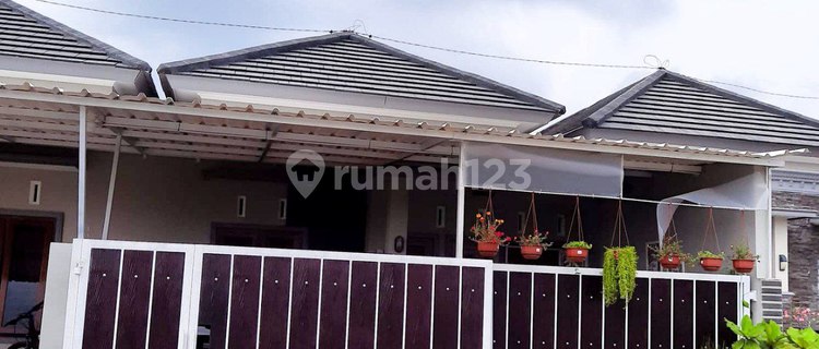 Rumah Cantik Semi Furnish Jalan Perumahan 10 M Dekat Kampus Ums dan Rs Uns Solo 1