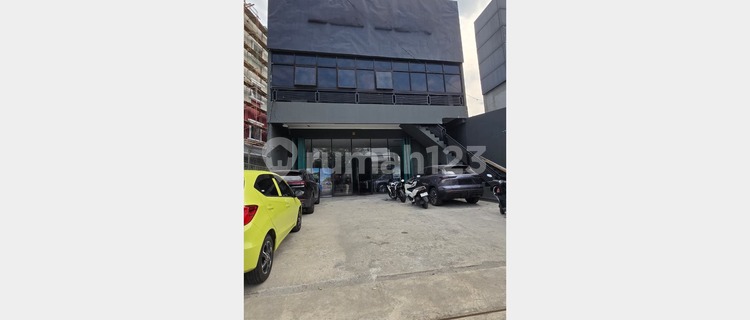 For rent, three-story attached shophouse in the center of Bekasi city. 1