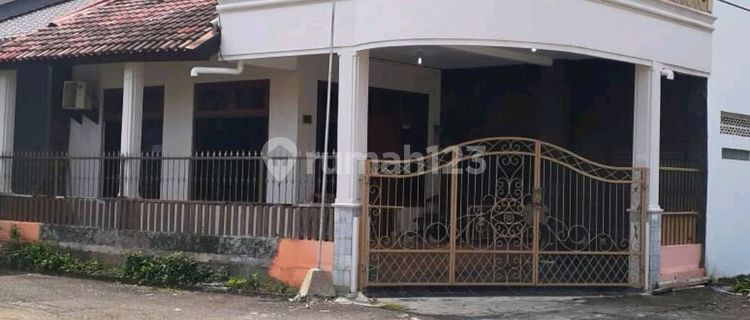 Rumah Bagus 2 Lantai Hook Di Halmahera, Semarang 1