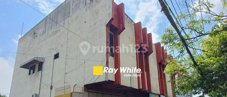 For Sale 3-Story Shophouse with Business Potential Near Campus and Main Roadside 1