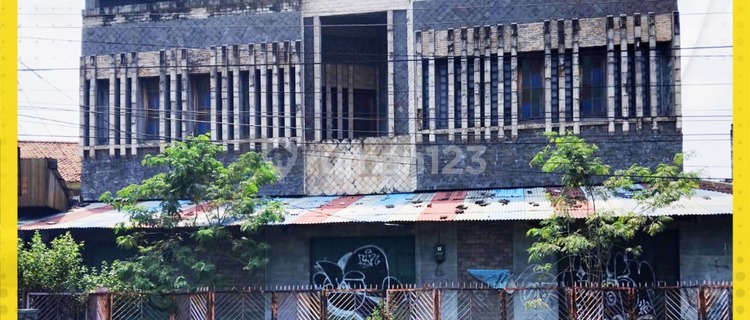 Strategic shop house for sale on the main roadside in Kerten, Laweyan, Solo. 1