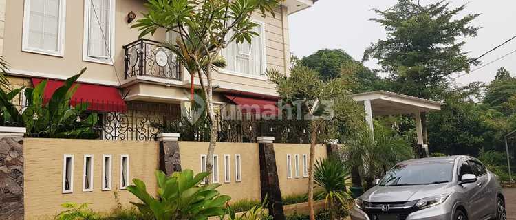 Luxury house with a swimming pool in Bulog Jatimelati Complex, Bekasi. 1