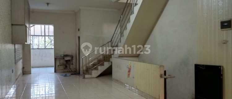 Rarely Available Strategic 3-Storey Shop House in Bustling Ciledug, Tangerang 1