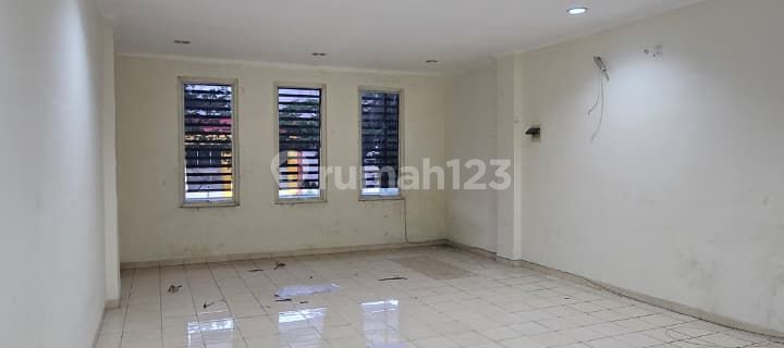 For Rent: 3.5-Story Shop House in Alam Sutera Facing Main Road 1