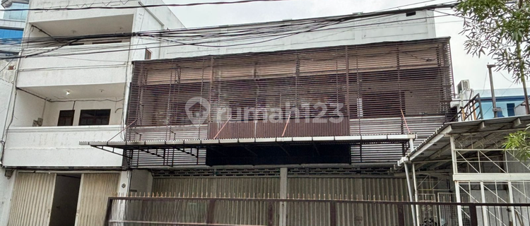 For Rent: Spacious Shop House on Basuki Rachmat, City Center, Strategic Location 1
