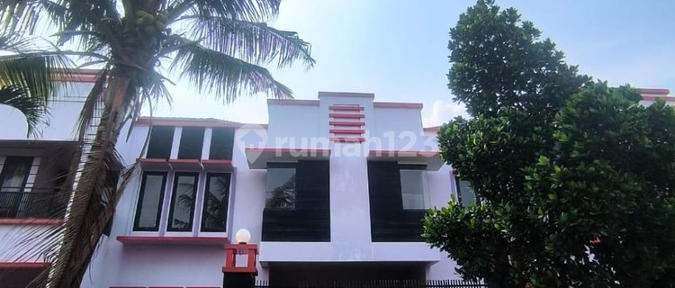 Murah !! Dijual Rumah Hook Mewah dan Luas Cocok untuk Keluarga Besar 1