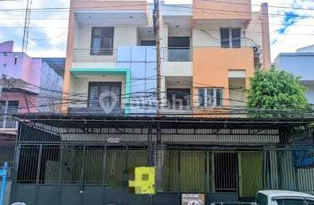 Strategic 3-Story Shop House for Sale by Main Road in Samarinda 1