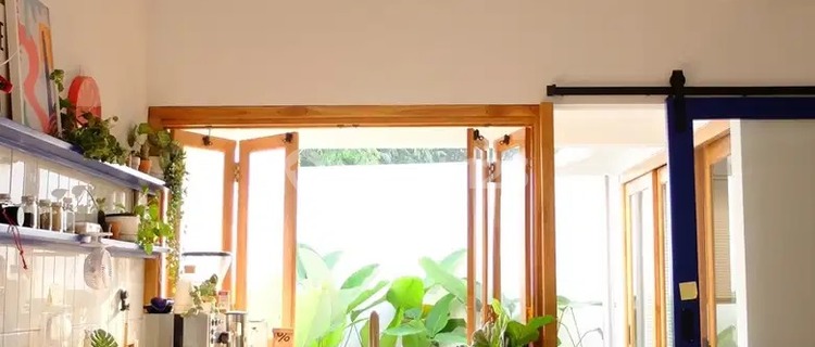 The house is located in a serene and beautiful complex. It is close to the fast train station, Padalarang toll road, Cimahi, and Parahyangan new city. 1