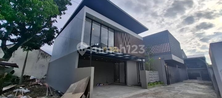 Rumah Siap Huni, Full Furnished + Mini Pool Dekat Maguwoharjo 1