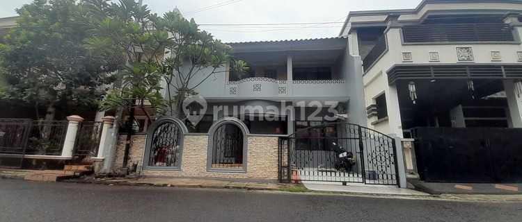 For Rent Elegant Well-Maintained 2-Story House in Pondok Kelapa, East Jakarta, Classic Style, Cool, Scenic, Exclusive Environment Ready to Occupy, Freehold Title, Spacious Yard, Wide Easy Access Road, Complete Complex Facilities, 24-Hour Security with One Gate System. 1