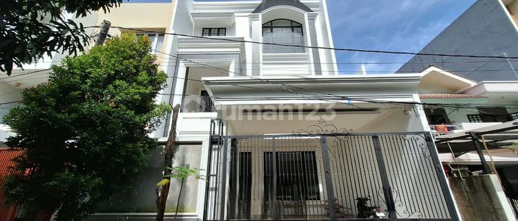 For Quick Sale Beautiful 2-Story House with Elevator in Sunter Metro 1