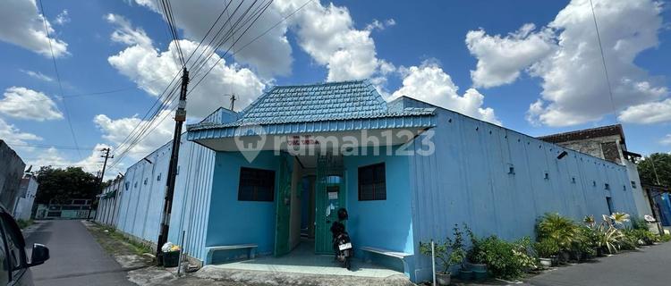 Exclusive boarding house in Solo, just a few minutes from UMS. 1