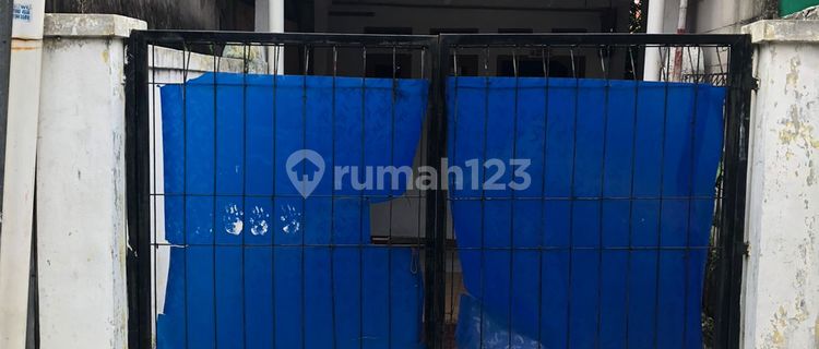 House For Sale In A Very Strategic Location In Ciledug 1