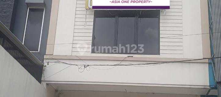 For Rent and Quick Sale Shop House, 3.3/4. New Flooring Completed for Rent. In Pos Pengumben, West Jakarta, Negotiable Until Deal. 1