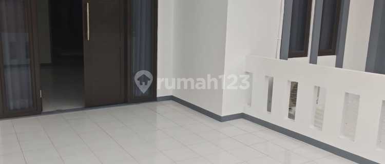 Sell Ready-to-Live House in Kebon Jeruk, West Jakarta 1