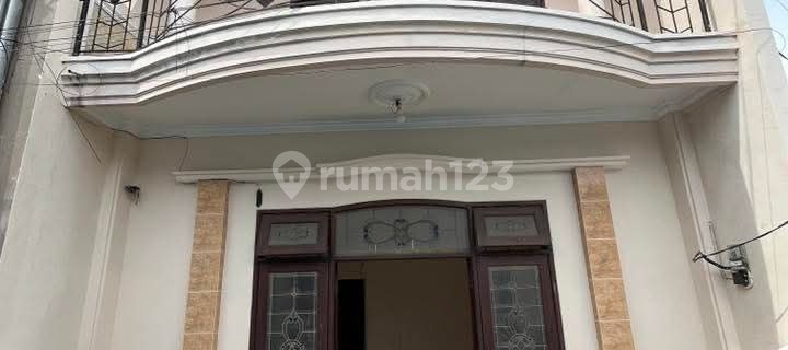 Disewakan Rumah Cantik Terawat Dekat Ijen di Klojen Malang 1