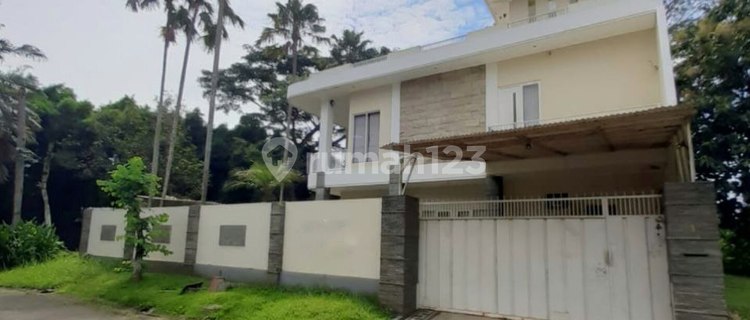 Rumah Luas Posisi Hook di Golf Araya Malang 1