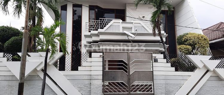 Rumah Mewah Dharmahusa Indah Utara, Hook, SHM 1