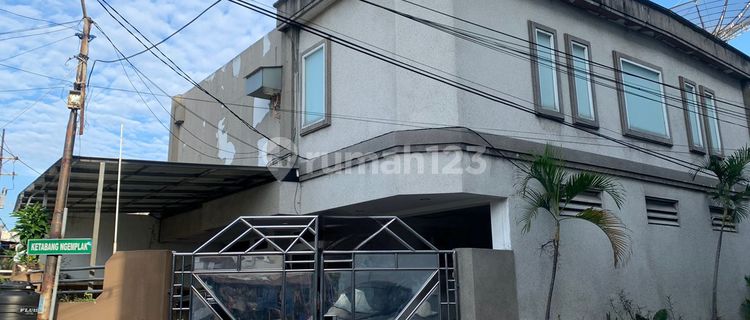 For Sale Hook House in Ngemplak Ketabang, Central Surabaya, Strategic Location, Ready to Occupy and Furnished 1