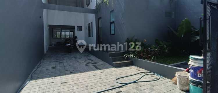Modern House With American Classic Style In Dago Bandung 1