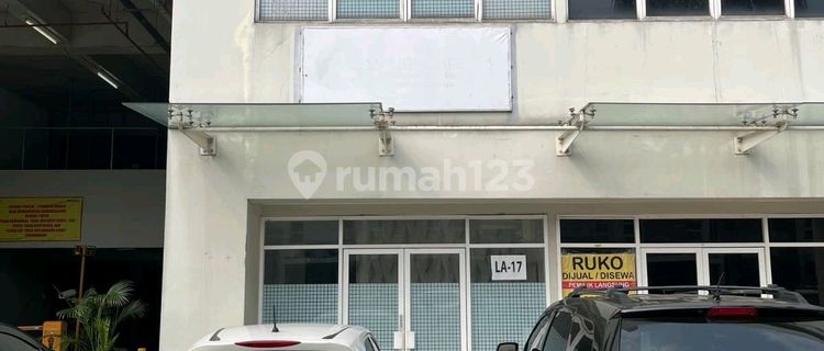 Semi-Furnished Shop House in a Strategic Location, Suitable for Investment 1