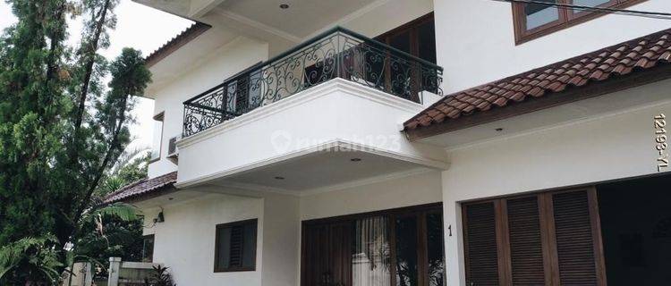 Rumah 2 Lantai Ada Swimming Pool Di Kawasan Elit Ampera Raya 1