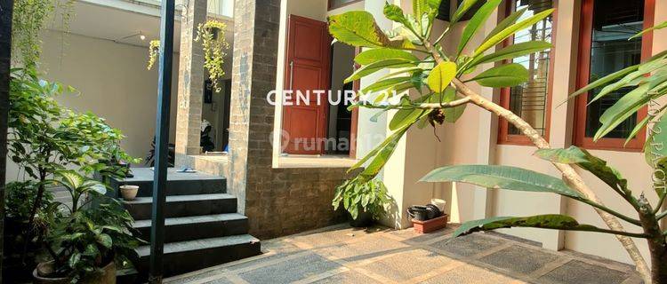 Disewakan Rumah Dengan Pool Lokasi Strategis Dekat Ke SCBD Senaya 1