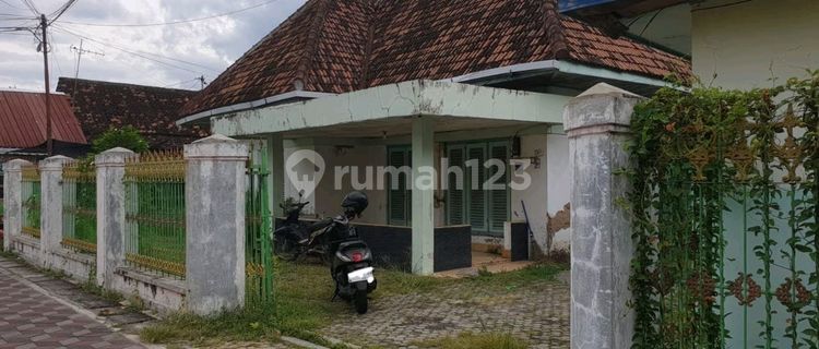Dijual Rumah Hook SHM Dekat Alun-Alun Kota Madiun Jawa Timut Hitung Tanahnya Saja. 1