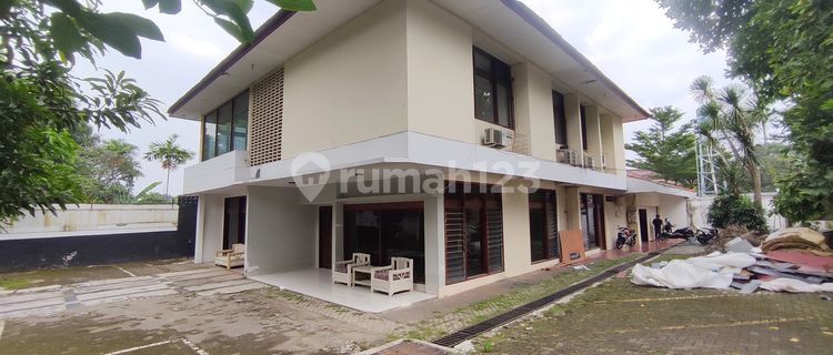 House Suitable for Office/Cafe Corner Position in Kemang Area, South Jakarta 1
