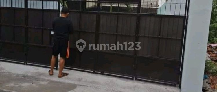 Gudang di Pinggir Jalan Raya 1